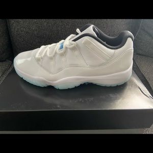 JORDAN LEGEND LOW 11s SIZE 9.5